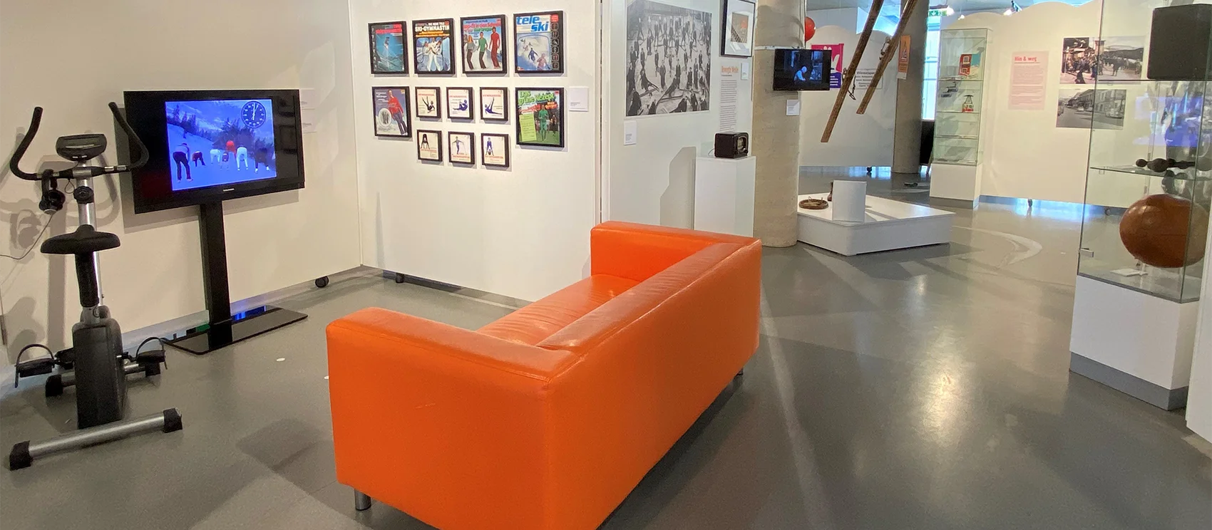 Sonderausstellung - Sofa mit Fernseher und Ergometer