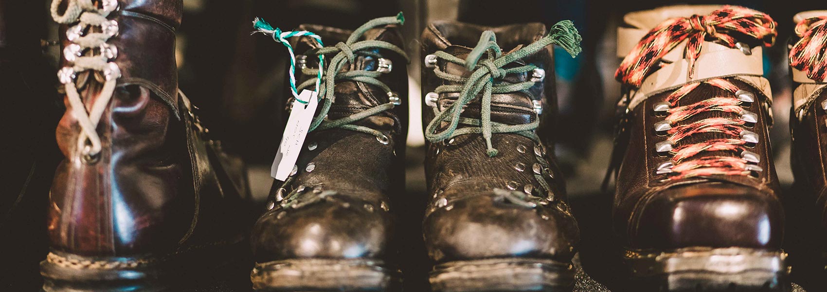 Mitte ein paar Lederschuhe_linke Seite Lederskischuh hinten geschnürt_rechte Seite Lederschuh vorne geschnürt 